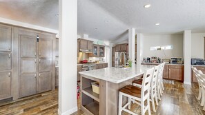 Fridge, microwave, oven, stovetop - Grand Manor - Near Tamarack and Lake Cascade - AC - Pet friendly - fenced yard - trailer parking (Donnelly)