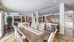 Dining - Grand Manor - Near Tamarack and Lake Cascade - AC - Pet friendly - fenced yard - trailer parking (Donnelly)