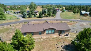 Exterior - Grand Manor - Near Tamarack and Lake Cascade - AC - Pet friendly - fenced yard - trailer parking (Donnelly)