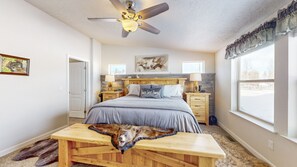 3 bedrooms, iron/ironing board, WiFi, bed sheets - Grand Manor - Near Tamarack and Lake Cascade - AC - Pet friendly - fenced yard - trailer parking (Donnelly)