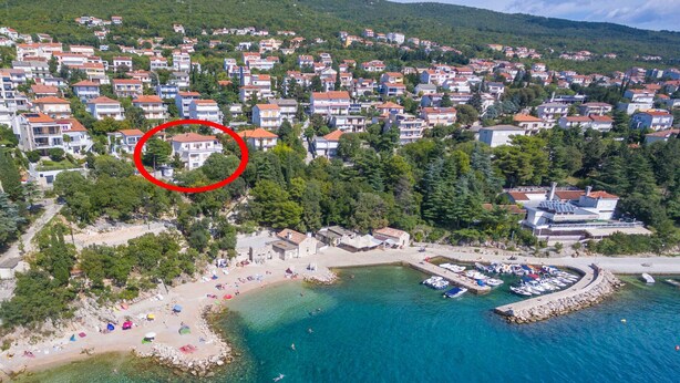 An aerial view of a coastal town with a beach, clear blue waters, and a marina. - Holiday apartment with air conditioning (Dramalj)
