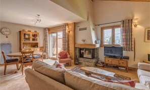 Televisie, een open haard en een dvd-speler