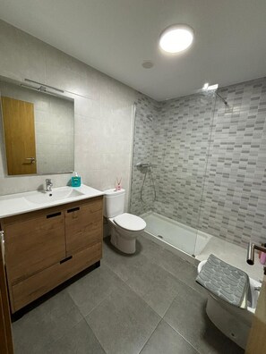 Bruser, hårtørrer, bidet, håndklæder