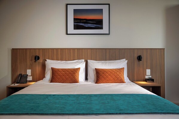 Schreibtisch, laptopgeeigneter Arbeitsplatz, schallisolierte Zimmer