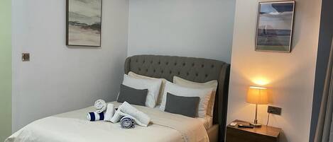 1 dormitorio, tabla de planchar con plancha, wifi y ropa de cama