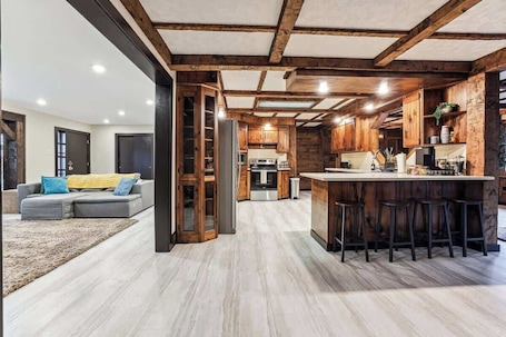 Interior. Luxury Cabin*Gym*Game Room*Fireplace
