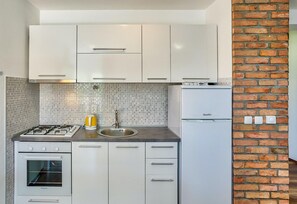 ثلاجة، فرن، غسالة أطباق، ماكينة لصنع القهوة/الشاي