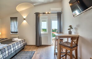 6 bedrooms, free WiFi, bed sheets - Awesome home in Starigrad Paklenica (Starigrad Paklenica)