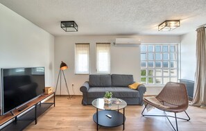 TV - Awesome home in Starigrad Paklenica (Starigrad Paklenica)