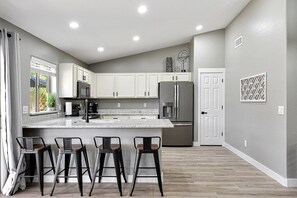 Fridge, microwave, oven, stovetop - Surprise Vista Pool Paradise-Spring Training&more! (Surprise)