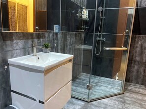 Assecador de cabells, bidet, tovalloles i sabó 