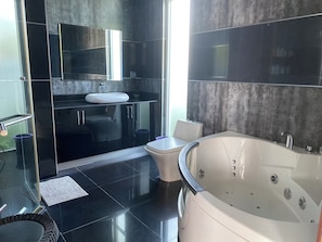 Secador de pelo, bidet, toallas, jabón