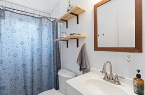 シャワー、ヘアドライヤー、タオル、石鹸