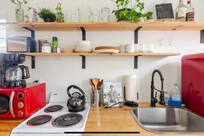 Frigorífico, microondas, horno y placa de cocina