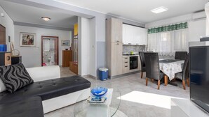Un apartamento moderno con sala de estar, comedor y cocina.