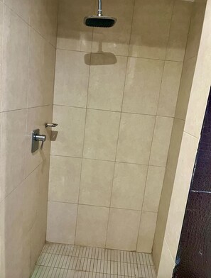 Serviettes fournies, savon, shampoing, papier toilette