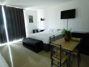 Tallelokero huoneessa, työpöytä, ilmainen Wi-Fi, vuodevaatteet