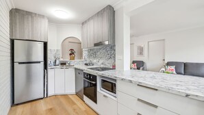 Kaffetrakter/tekoker, kjøleskap, mikrobølgeovn og ovn