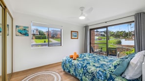 2 bedrooms, WiFi, bed sheets - This apartment is right in the heart of it! (Woolgoolga)