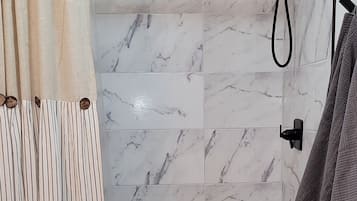 Douche, sĂšche-cheveux, serviettes fournies, savon