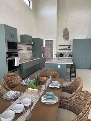 Een koelkast, een magnetron, een oven, een kookplaat