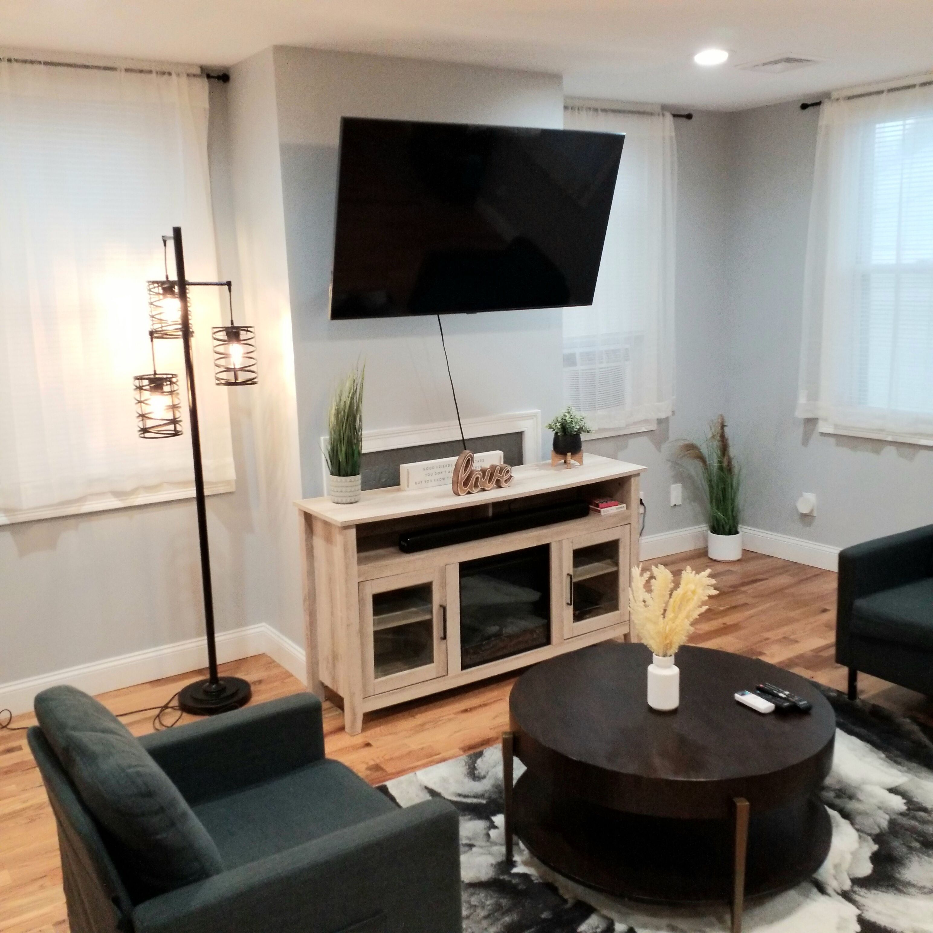 Spacious renovated apartment minutes from Federal Hill in Providence!