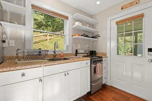 冷蔵庫、電子レンジ、オーブン、コンロ