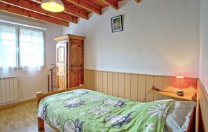 4 bedrooms, travel crib, free WiFi - Nice home in Pierreville with WiFi (Pierreville)