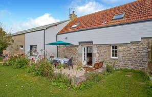 Outdoor dining - Nice home in Pierreville with WiFi (Pierreville)