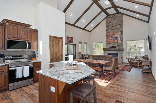 Big Bear Lodge-2 Pools, Private Hot Tub, Splash Pad, Pool Table- Brand New Home