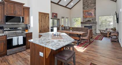 Big Bear Lodge-2 Pools, Private Hot Tub, Splash Pad, Pool Table- Brand New Home