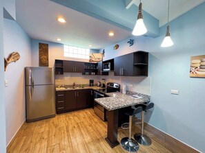 Fridge, microwave, oven, stovetop - Villa Paraíso Coco 20, near to beach, town and pool (Jacó)