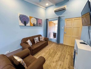 TV, offices - Villa Paraíso Coco 20, near to beach, town and pool (Jacó)