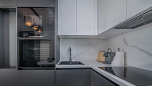 Een moderne keuken met een Bosch apparaat, een gootsteen en een aanrecht.
