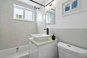 Bathroom - Cozy 1BR Oasis in Vibrant Miami!
 (Miami)