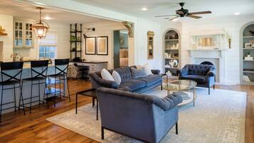 Smart-TV, Kamin, Bücher