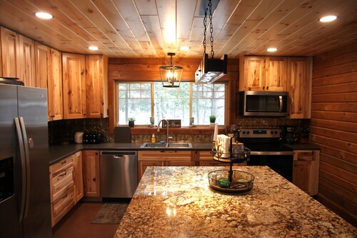 Brand NEW Cabin in the Pines w Private Lake