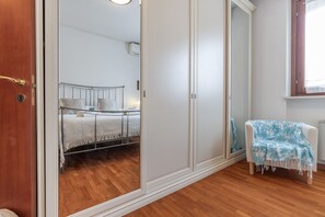 2 soverom, skrivebord, strykejern/-brett og reiseseng for barn