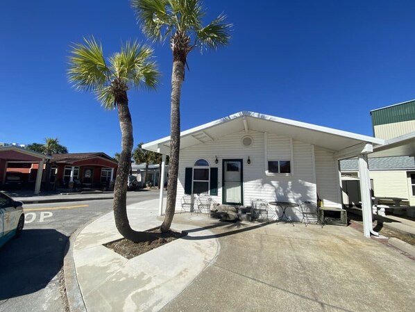 المنشأة من الخارج