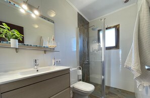 Douche, séchoir à cheveux, serviettes fournies