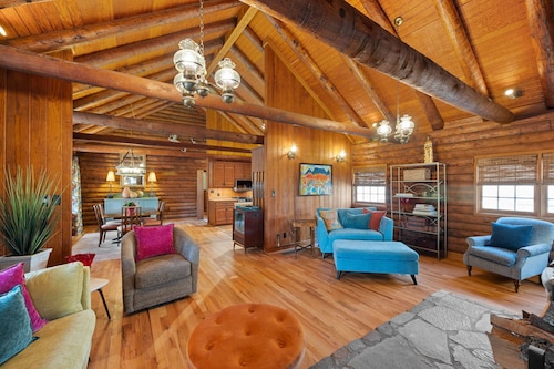 Log Cabin with Big Deck Energy on Lake Lanier, fire pit and lake access