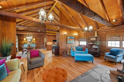 Log Cabin with Big Deck Energy on Lake Lanier, fire pit and lake access