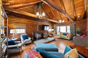 Smart TV, fireplace, foosball - Log Cabin with Big Deck Energy on Lake Lanier, fire pit and lake access (Gainesville)