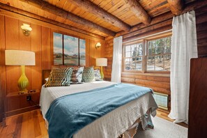 3 bedrooms, desk, iron/ironing board, travel crib - Log Cabin with Big Deck Energy on Lake Lanier, fire pit and lake access (Gainesville)