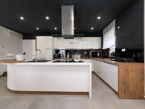 Kylskåp, mikrovågsugn, ugn och diskmaskin