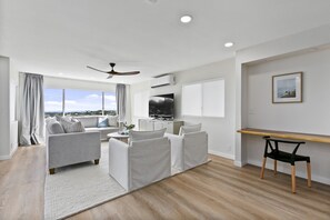 Smart TV - Honolulu Hillside Home - Ocean and Diamond Head Views (Honolulu)