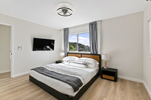 3 bedrooms, iron/ironing board, WiFi, bed sheets - Honolulu Hillside Home - Ocean and Diamond Head Views (Honolulu)