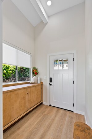 Interior - Honolulu Hillside Home - Ocean and Diamond Head Views (Honolulu)