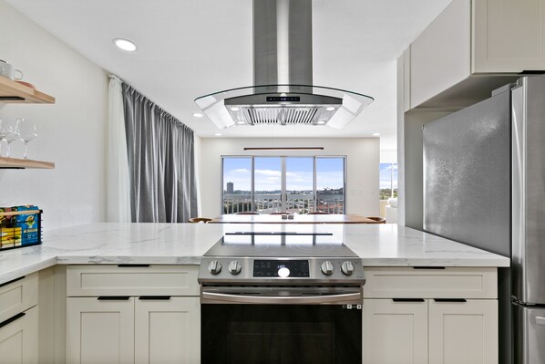 Microwave, oven, stovetop, dishwasher - Honolulu Hillside Home - Ocean and Diamond Head Views (Honolulu)