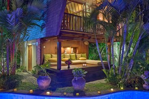 Luxury Villa, 1 King Bed and 2 Twin Beds | Wohnbereich | 43-Zoll-Smart-TV mit Digitalempfang, Streaming-Dienste